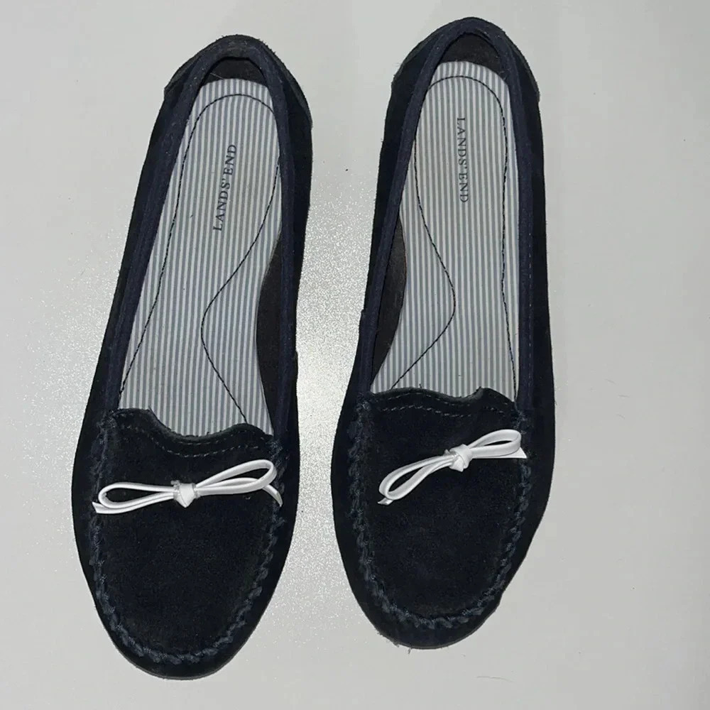 LANDS End Women’s Sz 6.5 Navy Blue loafer. Like new!!